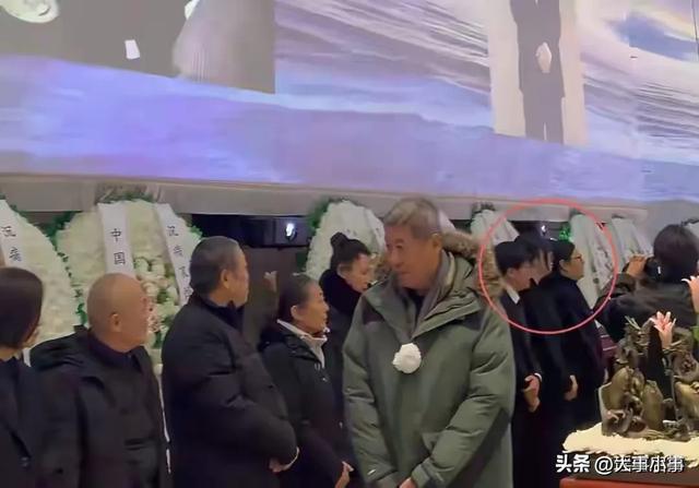 八宝山的雪漫天飞舞，寒冷刺骨，一场特殊的告别仪式在这里举行