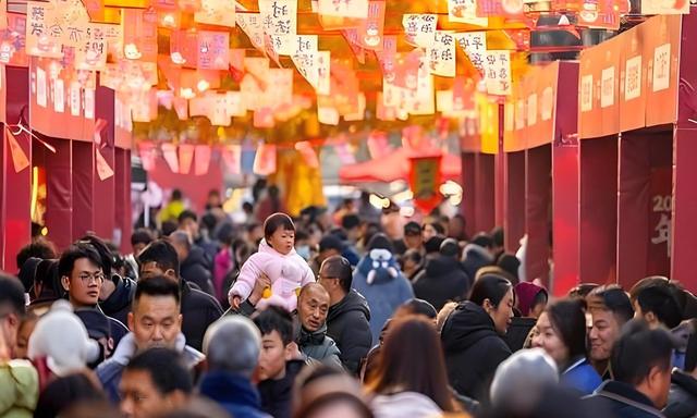 2026春节十大景区“人从众”现场，旅游热潮为何年年升级？