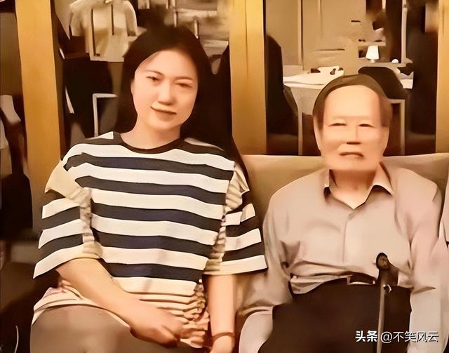 翁帆现身葬礼！穿黑色衣服站在首位，眼睛哭肿了，送丈夫最后一程