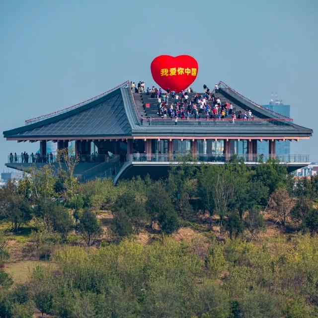 燕景台上，这颗超大的“心”献给您，我的祖国——