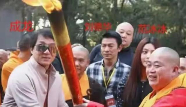 惊爆！22年前释永信与师姐释永梅合影曝光！胸前挂着最时髦的手机