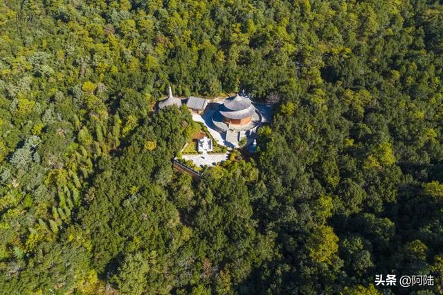 在鸡足山拍到一处神秘建筑,问路边摆摊大姐,听闻答案后大吃一惊