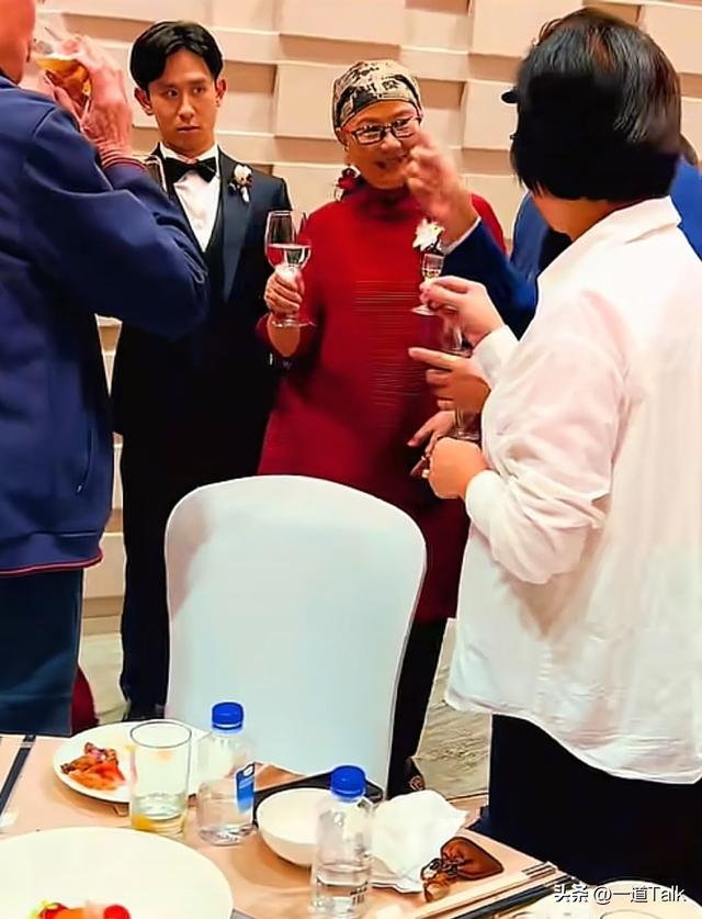 刘欢34岁女儿大婚！新娘打扮掉价，女婿长相普通，刘欢强颜欢笑