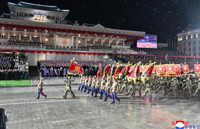 直接打击美国本土！朝鲜深夜阅兵亮最强底牌，美日韩集体难眠