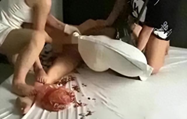 女子扒光小三衣服并往下体塞辣椒粉，随后将其游街半小时！