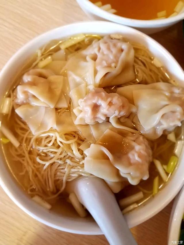 竹升敲出的弹牙，云吞裹着鲜甜：云吞面，是广府人的“舌尖乡愁”
