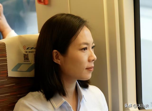 原来九三阅兵的解说是她！23岁就登上央视，今47岁端庄漂亮仍未婚