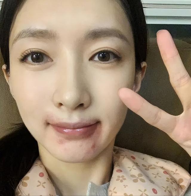 比整容还离谱！39岁江疏影现身活动，脸僵似硅胶，造型丑到认不出