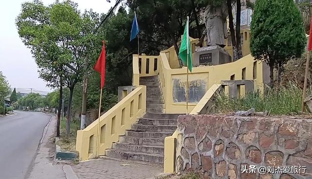 参观新密北宋名将杨业祠，祠内石人军士方阵堪称一绝