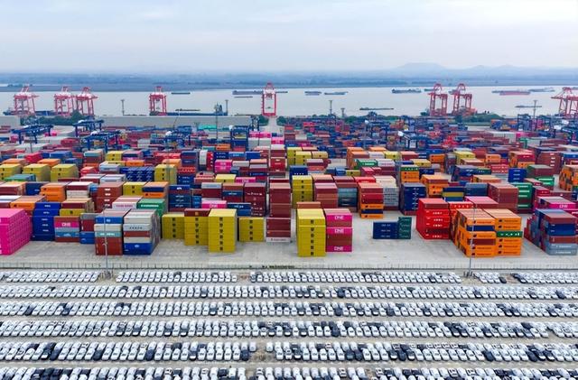 美媒：中国顺差首破万亿，特朗普上台11个月，顶中国自己苦干5年