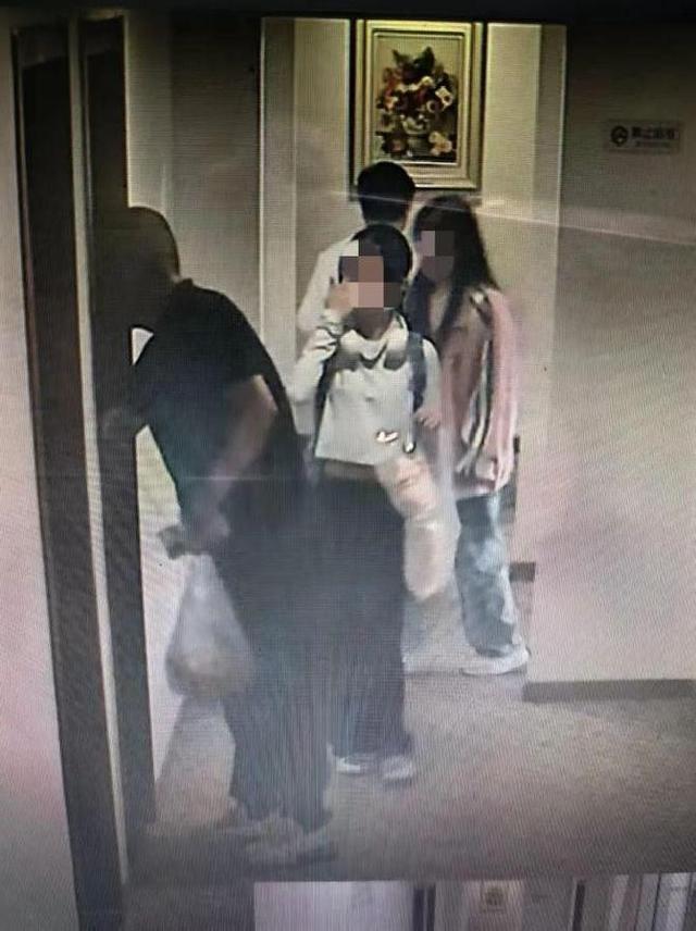 据警方通报：上海一老师带学生酒店实习，时薪100，他抽走900