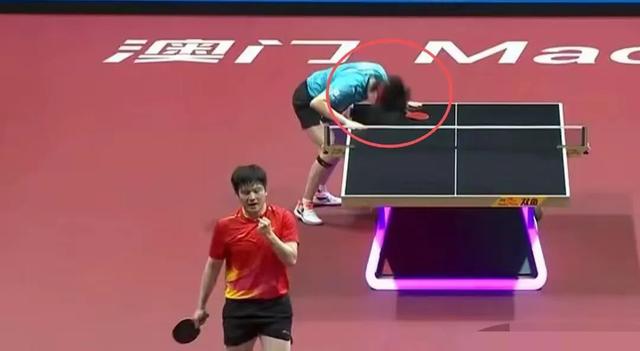 北京战胜上海队夺冠！没想到领奖台王楚钦出洋相，马龙提醒真及时