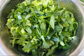 一到冬季，我家就爱吃青菜饭，不用电饭锅，教你铁锅焖菜饭的做法图片