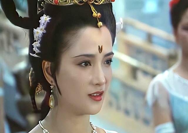 61岁演员何晴离世。曾与刘威相恋5年，是许亚军前妻，儿子才24岁