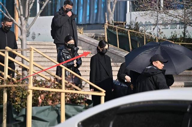 罗晋携任素汐与母亲去祈福