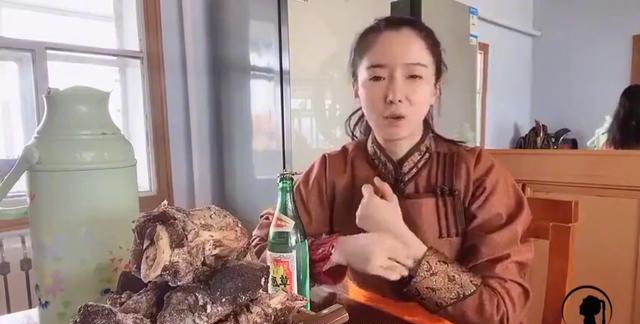 蒙古姑娘大方展体毛，乌黑浓密引热议，网友：太颠覆认知(4)