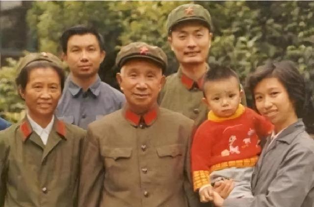 1980年，陈小鲁和岳父粟裕、岳母楚青、内兄粟寒生，一张珍贵合影
