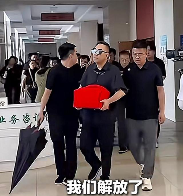杨议透露父亲遗产分配：哥四个一人一个亿，网友：8辈子能挣来吗