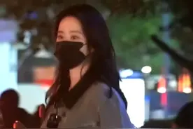 偶遇刘亦菲新姿势：吃火锅、逛商场，仙女下凡日常！图片