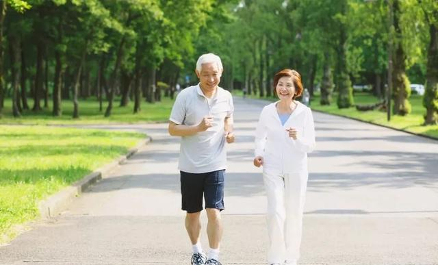 “快走30分钟”被推翻了？提醒：过了55岁，运动要做到这7个关键