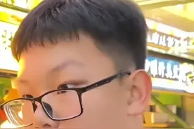 笑喷6年级男孩被追问相亲题，初中生被搭讪要微信，赢在起跑线图片