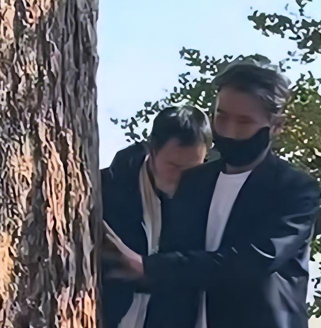 朱媛媛去世5个月后，辛柏青和李乃文现身大孤山，整个人憔悴好多