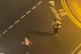 太任性了！情侣在大街上分手吵架，女子一言不合就裸奔图片