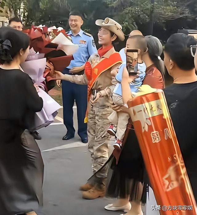 93受阅女兵参加婚礼被骂惨！网友：穿这套衣服去是几个意思？