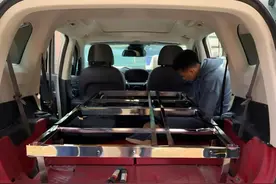 中老年人自驾游必看！5步合法改装床车，交警不查年检不愁图片