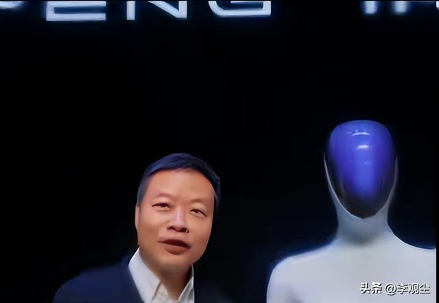 机器人里藏真人？小鹏现场“扒皮”澄清，女性设计引“擦边”争议