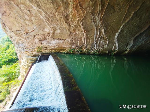 一个洞内烟云氤氲的躲匪洞，一个白练如幕的暗河瀑布