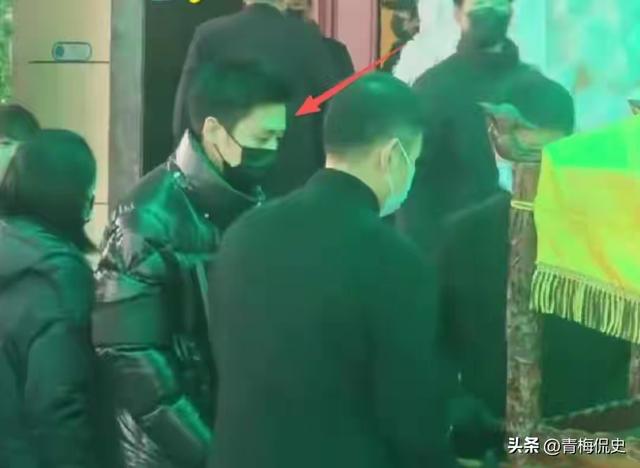何晴葬礼举行！儿子手捧骨灰，遗像曝光惹泪目，廖京生现身送别