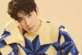 30位男星光脚照片，肖战居家风，张若昀性感成毅阳光，林更新好欲图片