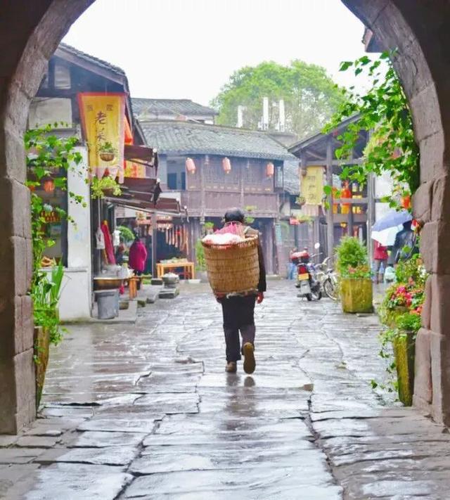 被重庆光芒掩盖，这座小城被一碗“刨猪汤”带火，景点几乎免费看