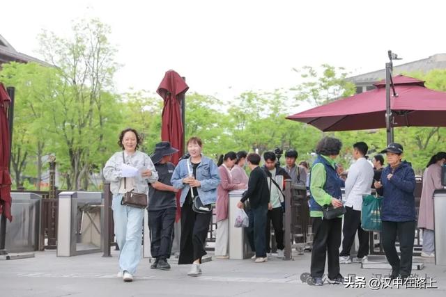点赞!汉中这几位出租车司机获兴汉胜境景区表彰!