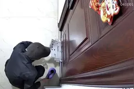 姐妹俩4次遭遇门缝倒异味液体骚扰，安装监控发现嫌疑人，警方：嫌疑人的身份还没确定，他遮挡得比较严实图片