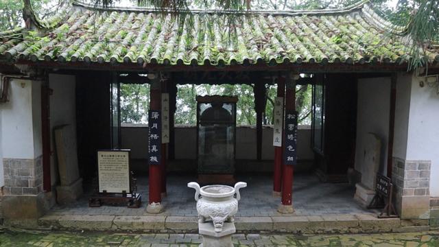 云南千年古寺，矗立深山，有唐代禅杖，元代石碑，千手观音