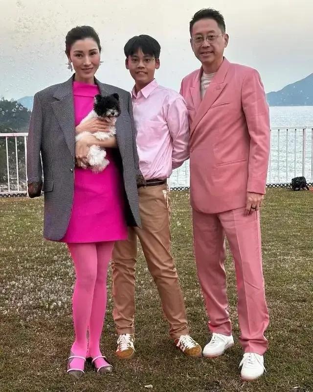 李嘉欣带儿子购物！14岁许建彤又高又壮样貌大变，留学后帅气不少