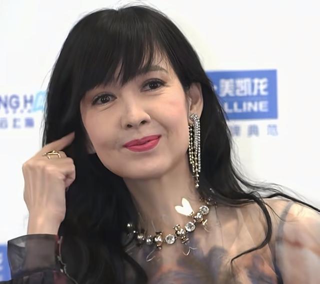 王晶爆料周慧敏：私下很能玩，身上肉和棉花一样软，曝其一大遗憾