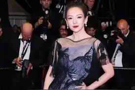 戛纳红毯，章子怡气场全开，杨幂虽美难敌娘娘风范图片