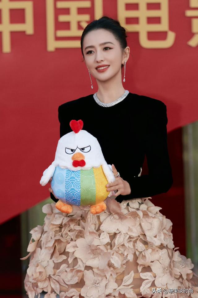 42岁的佟丽娅，身穿“繁华落叶裙	”出席金鸡百花电影节	，好美呀