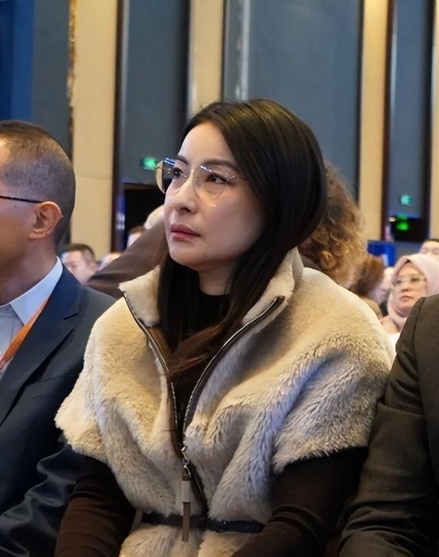 何超琼现身经济论坛，皮松肉垮不敢认，郭晶晶富态霍启刚好娇羞