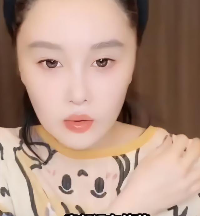 钱再多有用吗？68岁赵本山近况曝光，三人打伞伺候，女儿是心头病