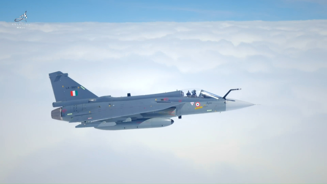 起飞前还在漏油！印度“光辉”战机迪拜坠毁，飞行员为何没跳伞？