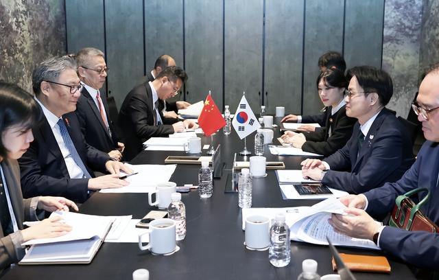 中方设下的考验	，李在明完美通过，前脚刚出日本，就拿到中方大礼