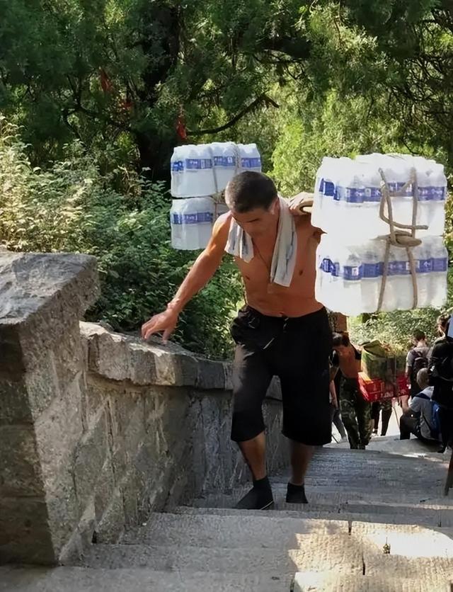 该淘汰的为何留下？老君山仍用挑山工，给技术进步打个“补丁”