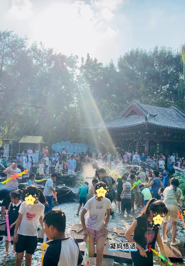 不是版纳去不起，是五龙潭更有性价比！免费儿童泼水天堂，娃玩疯