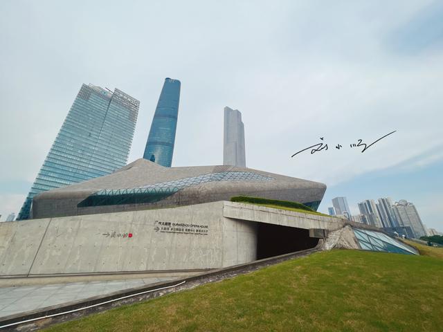 广州珠江新城CBD“著名地标”，建筑外观太奇特，游客褒贬不一？