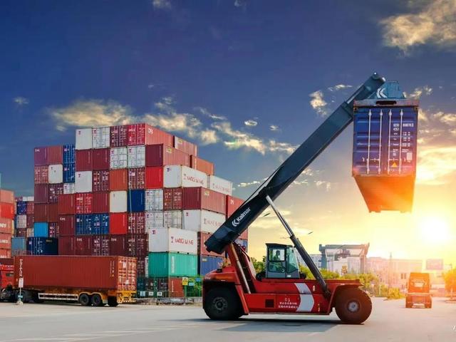 加拿大总理抵达北京，启程前对台叫停一件事，特朗普涉台措辞变了