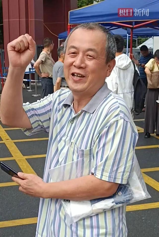 参加高考的60后大叔被职院录取，打算学网络营销与直播电商，为看清黑板配了眼镜
